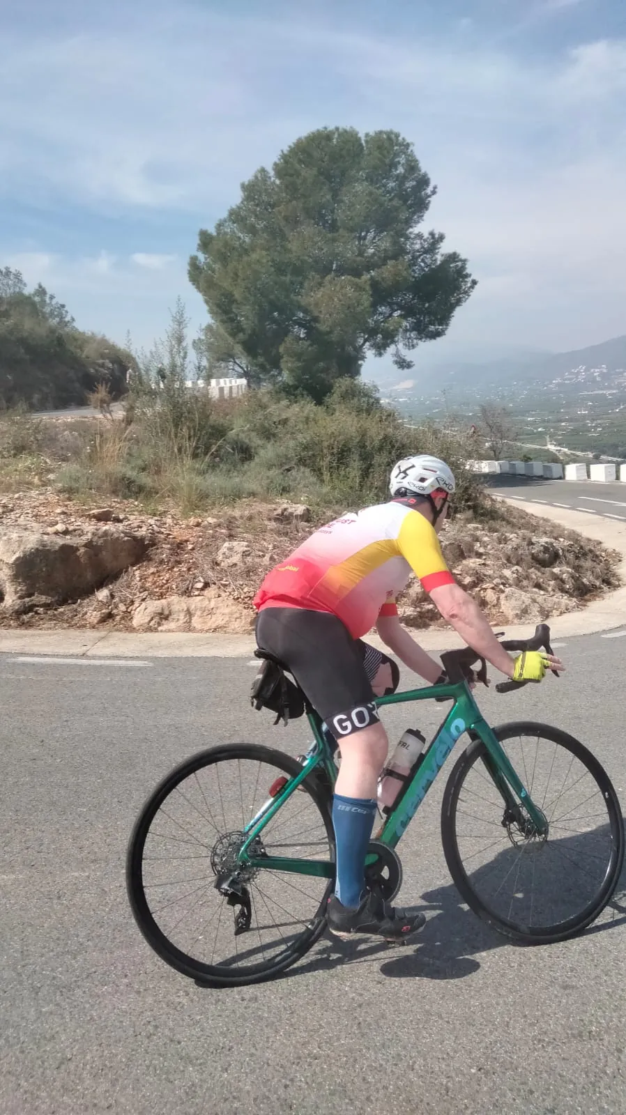 Kolarz szosowy na podjeździe górskim na Costa Blanca