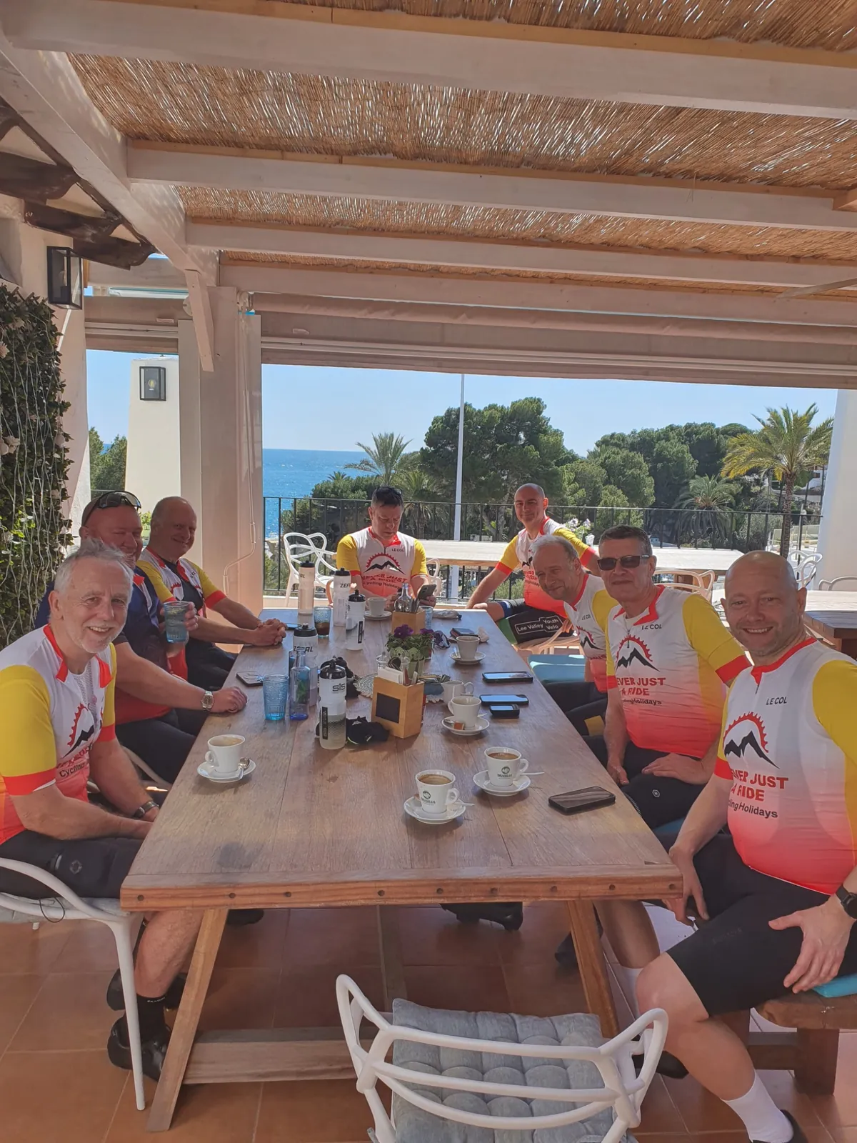 Grupa Never Just a Ride odpoczywająca podczas postoju na kawę na Costa Blanca