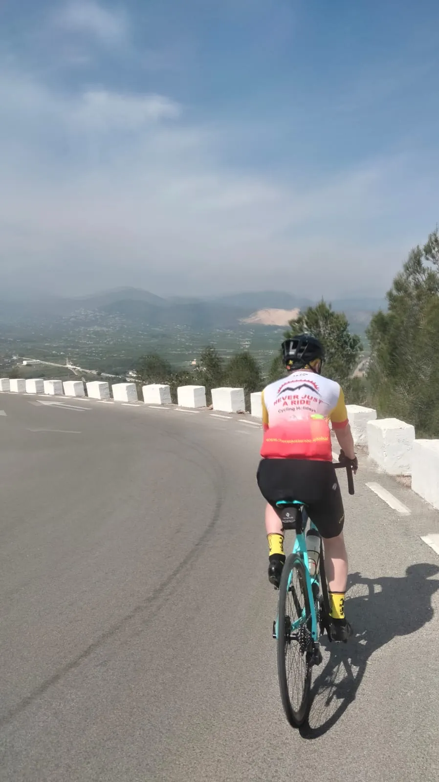 Kolarz szosowy zjeżdżający krętą drogą na Costa Blanca