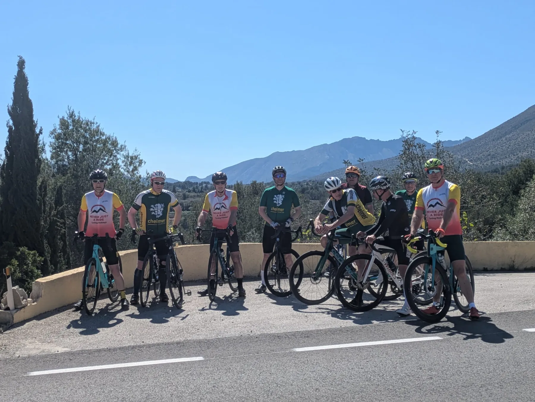 Grupa kolarzy Never Just a Ride na górskiej drodze Costa Blanca