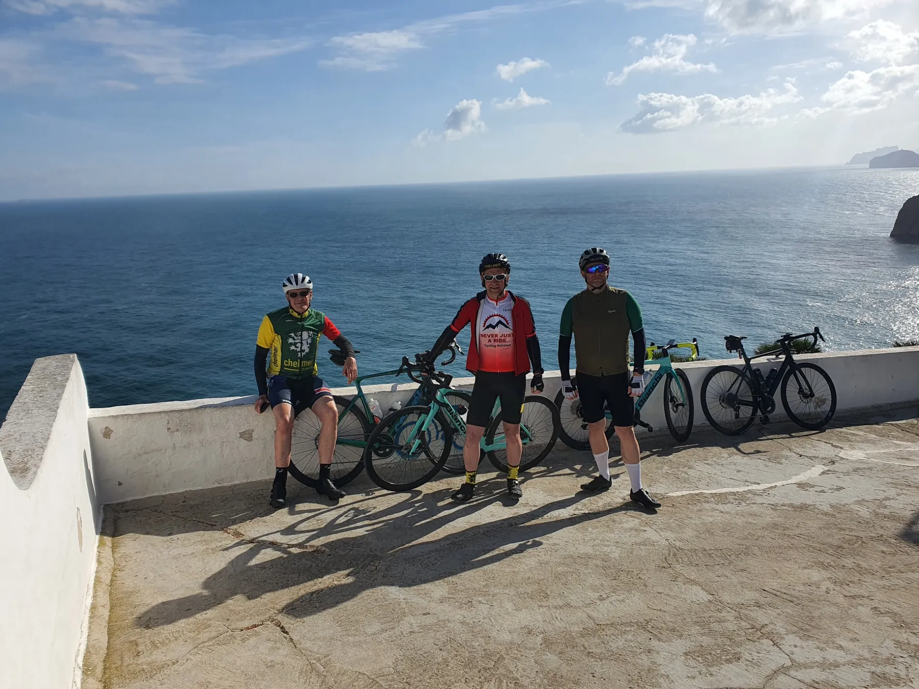 Kolarze szosowi z rowerami nad Morzem Śródziemnym na Costa Blanca